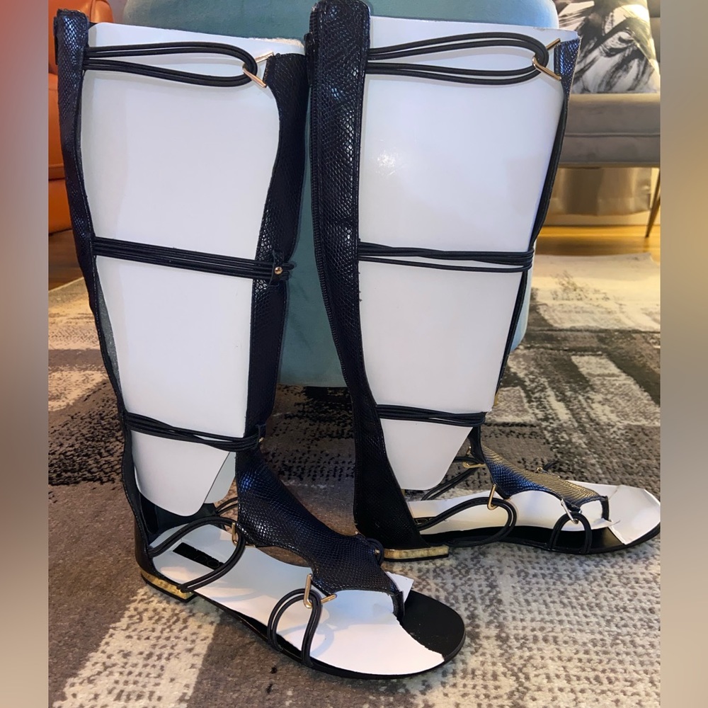 LIKE NEW BLACK w/GOLD ACCENT ALDO SANDALS